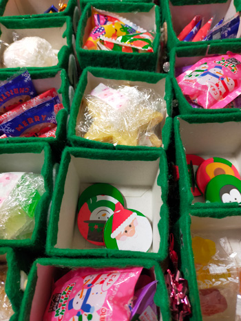 お菓子を入れた小箱